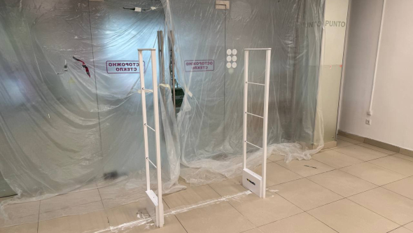 Магазин Black&White, г. Воронеж, ТЦ Атмосфера - проход 180 см