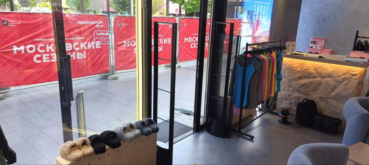 Магазин LasMolly, г. Москва, ул. Арбат 13 - проход 120 см1