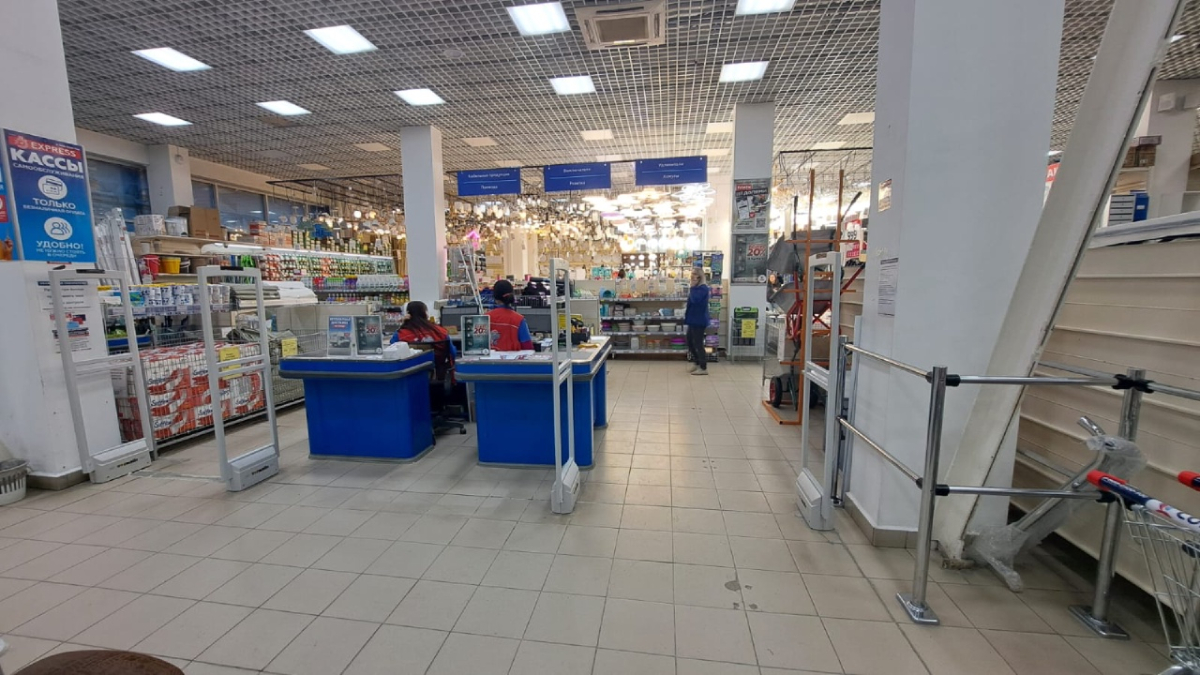 Гипермаркет Сом, г. Нижний Тагил, ул. Красноармейская 79 - 3 прохода с разной шириной0