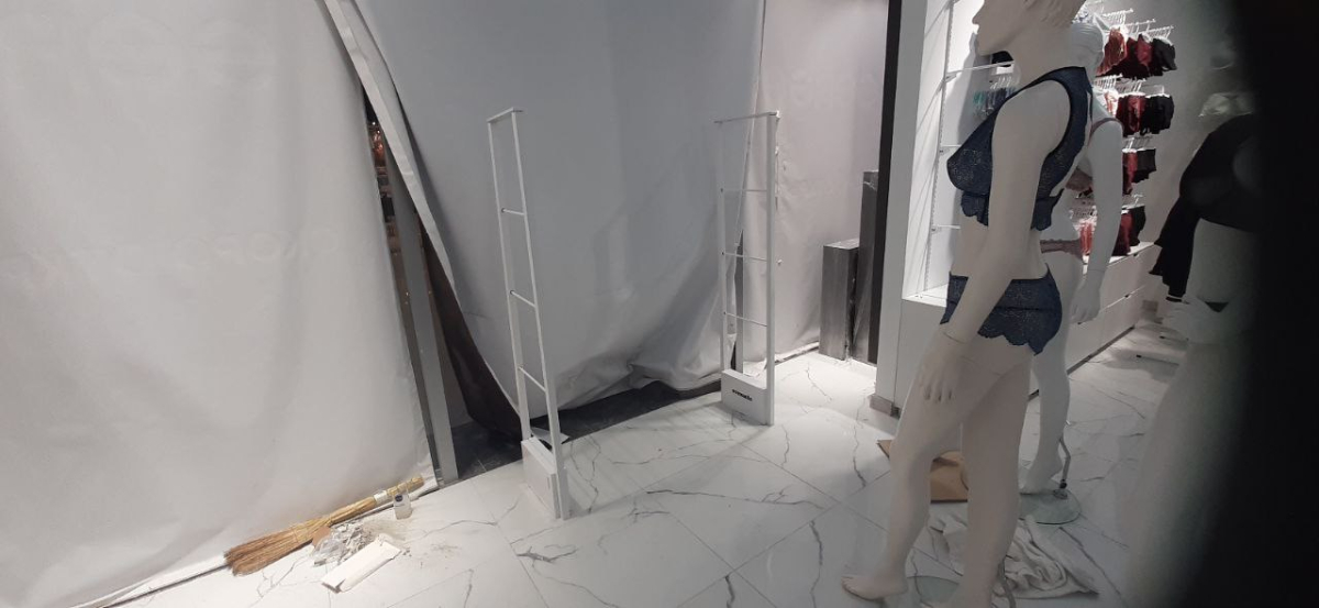 Магазин SERGE, г. Брянск, ТРЦ АЭРОПАРК - проход 160 см0