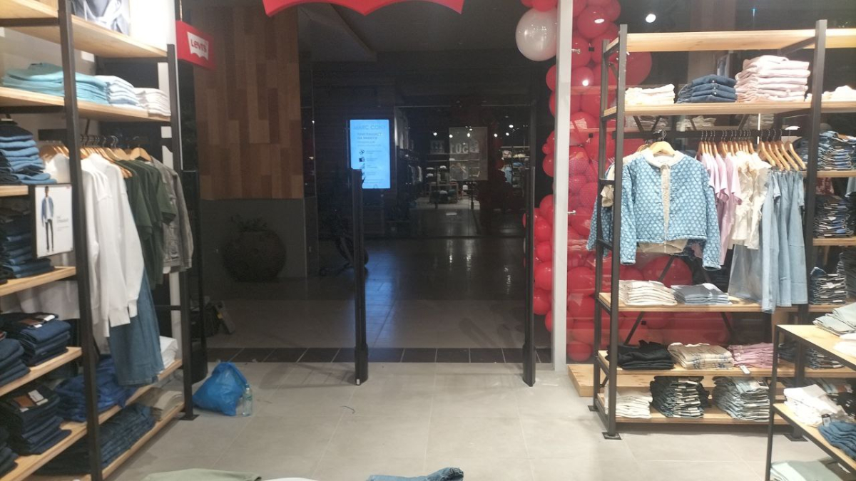 Магазин Levi's, г. Ростов-на-Дону, ТРЦ Горизонт - проход 260 см1