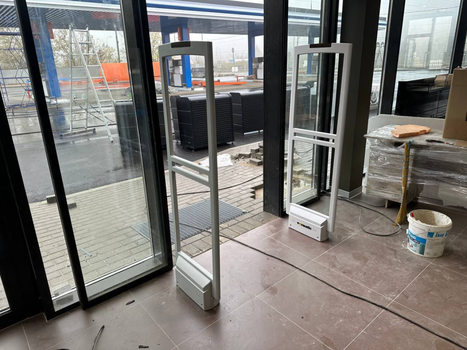 АЗС ГАЗПРОМНЕФТЬ, г. Москва, Дмитровское шоссе 55км - 2 прохода с разной шириной1