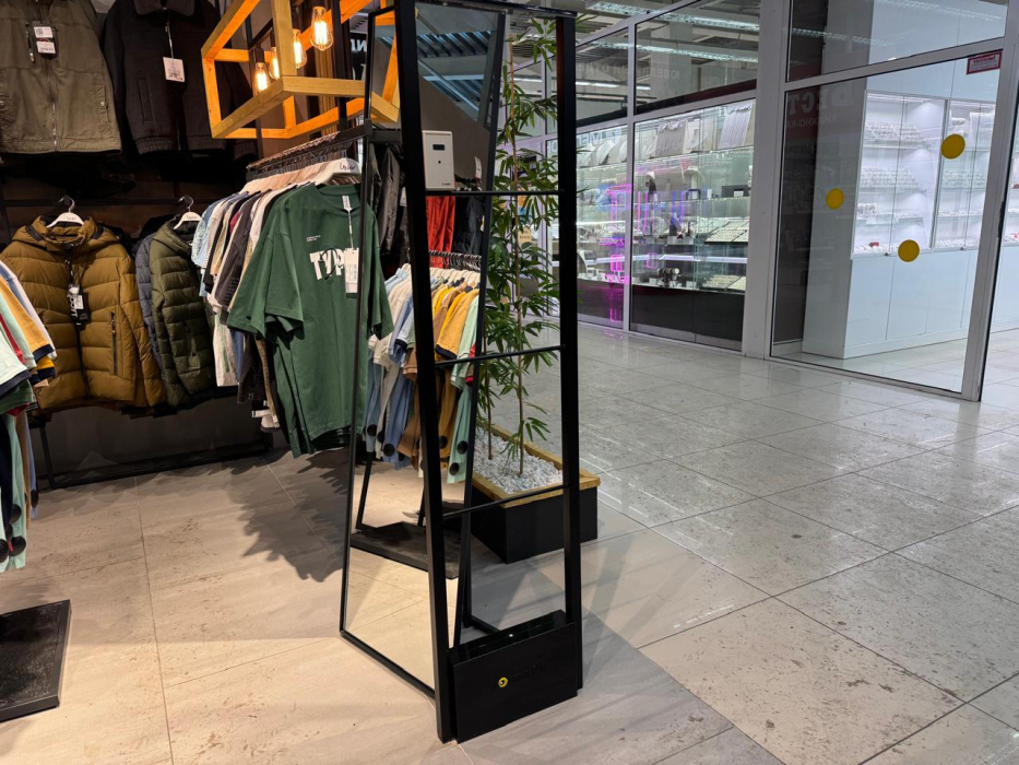 Магазин UNoW, г. Красноярск, ул. 60 лет Октября 48 - проход 120 см3