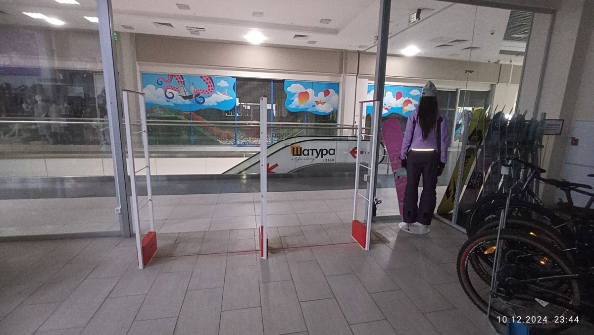 Магазин Велоград, г. Казань, ТЦ Горки Парк - 2 прохода по 250 см4