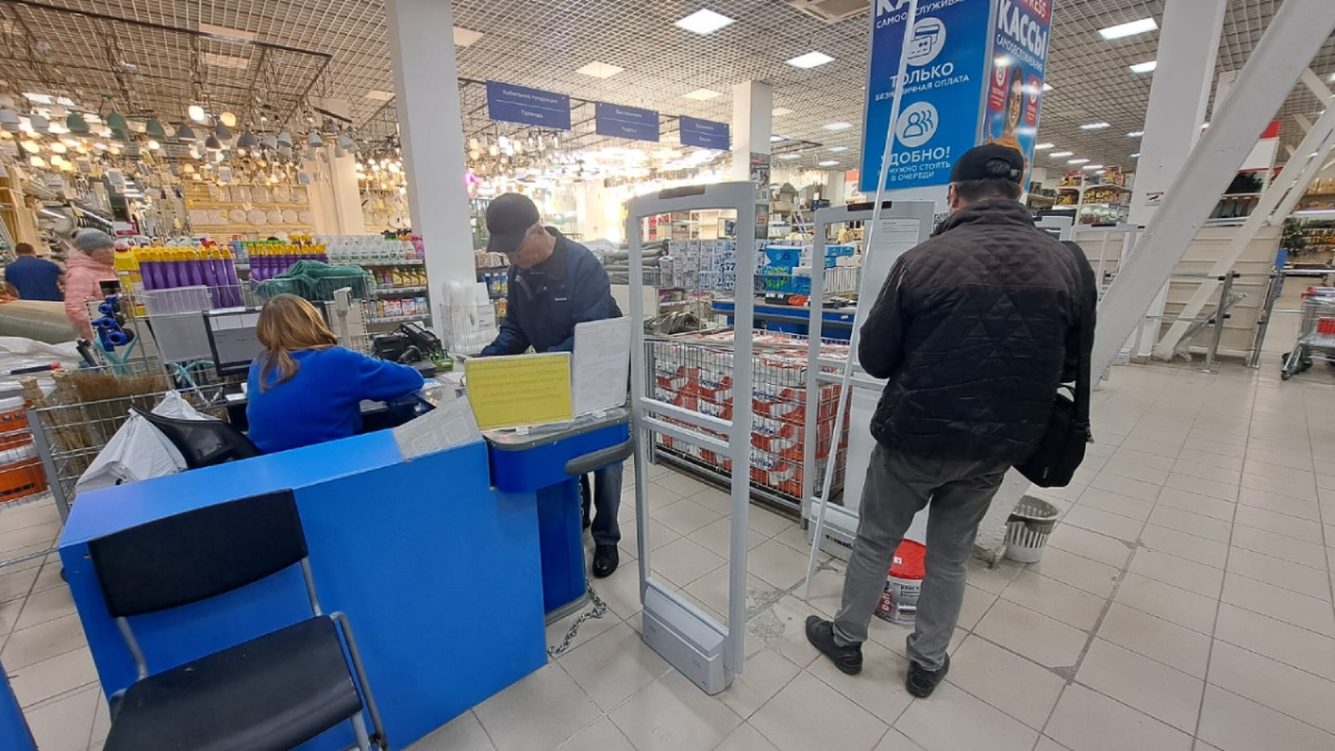 Гипермаркет Сом, г. Нижний Тагил, ул. Красноармейская 79 - 3 прохода с разной шириной3