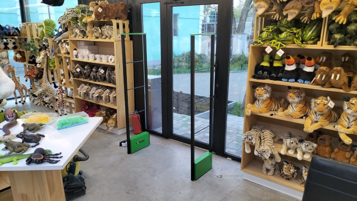 Магазин Сувениров, г. Ростов-на-Дону, ул. Зоологическая - 2 прохода по 1 метру0