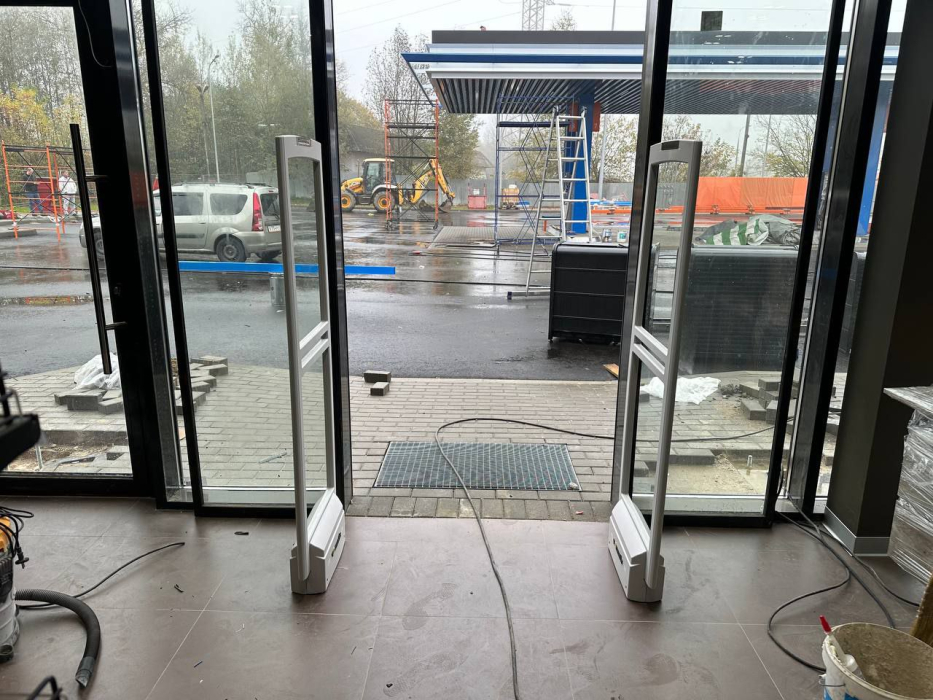 АЗС ГАЗПРОМНЕФТЬ, г. Москва, Дмитровское шоссе 55км - 2 прохода с разной шириной0