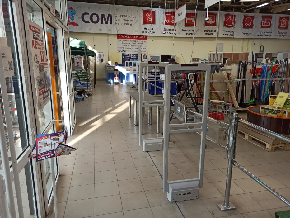 Гипермаркет Сом, г. Тобольск, переулок Рощинский 68В/2 - 3 прохода с разной шириной5